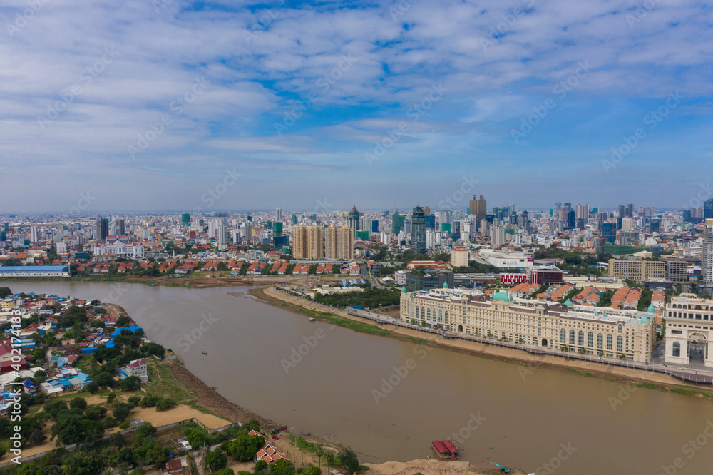 Obraz premium Phnompenh capital of Cambodia on the sunset with beautiful landscape by drone