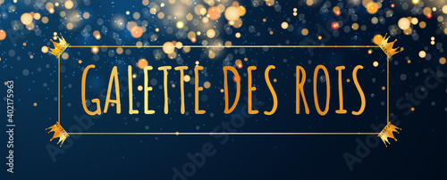 carte ou bandeau sur Galette des rois en or dans un rectangle de couleur or avec un chaque coin des couronnes sur un fond bleu en dégradé avec des paillettes en effet bokeh