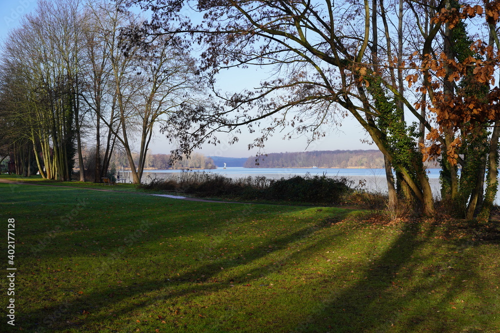 Grüner Park an der Havel bei Potsdam im Winter Grüner Park an der Havel bei Potsdam im Winter