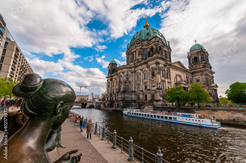 Photography Three Girls One Boy bronze statue (Drei Mädchen und ein Knabe) overlooking Belin