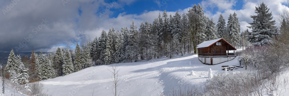 Winterpanorama mit Berghütte im Thüringer Wald