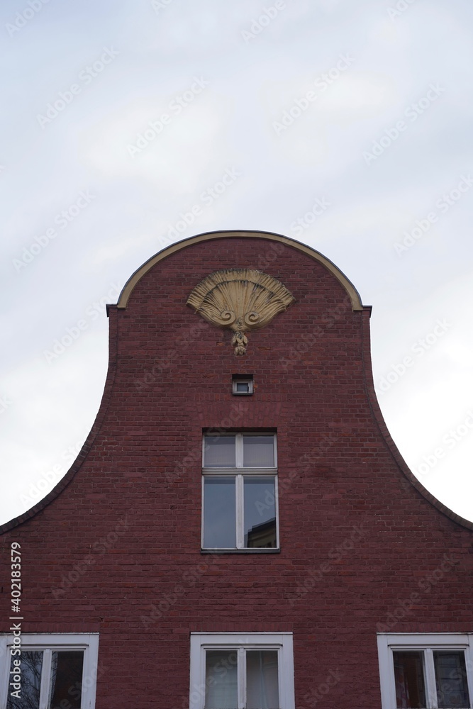 Obraz premium Altes Haus aus rotem Backstein mit Rundgiebel im Holländischen Viertel von Potsdam