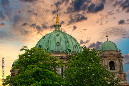 Obraz na płótnie The dome of the Berlin Cathedral behind trees in Berlin w salonie