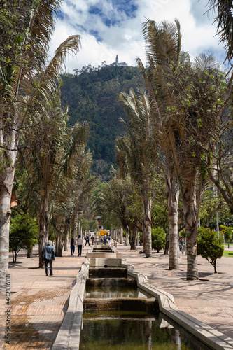 Las Aguas, Bogotá, Colombia.El agua fluye hacia abajo de la media de la Avenida Jiménez de Quesada en el Eje Ambiental de la capital Andina photo