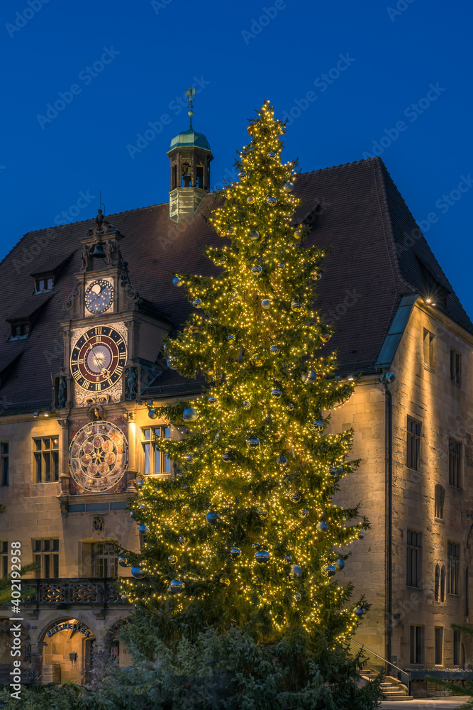 Obraz premium Christbaum vor dem Rathaus in Heilbronn