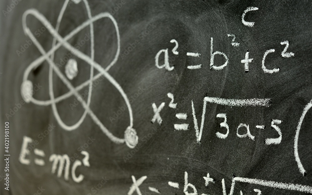 Fototapeta premium Operaciones y formulas matemáticas escritas a mano con una tiza en la pizarra