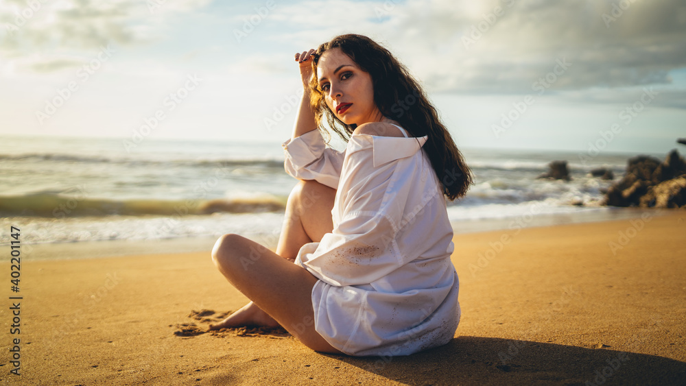 Chica feliz en la playa al sur de andalucia rosa sexy sugerente vestido