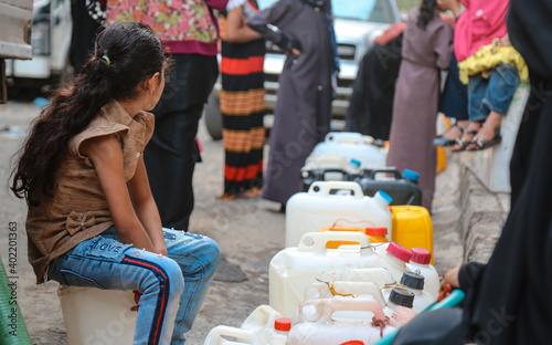 Valokuva Children fetch water due to the water crisis and the difficult living conditions