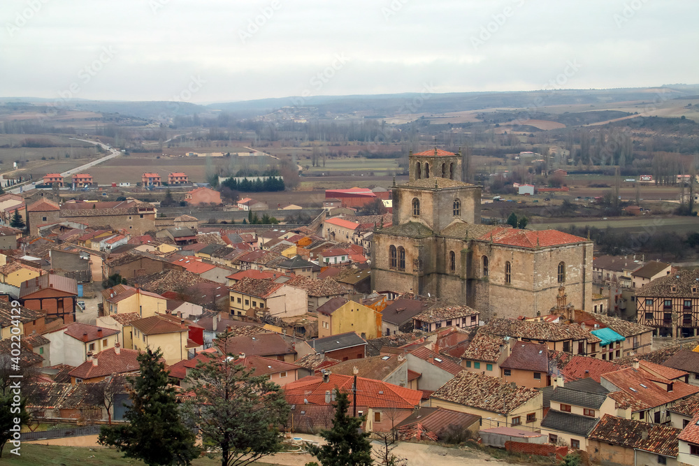 Iglesia y antigua colegiata de Santa Ana vista desde el castillo en Peñaranda de Duero, Burgos, España.