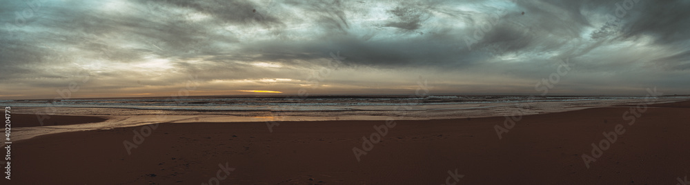 Atardecer en la playa de invierno nubes arena reflejos sur de españa