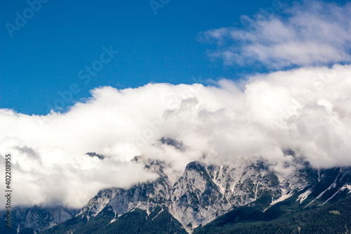 Verträumte Berge mit Wolken
