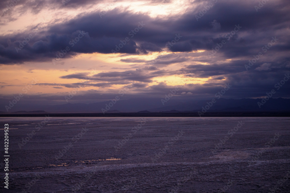Obraz premium etiopian salt lake landscape that seems to remind you of winter but is more than hot