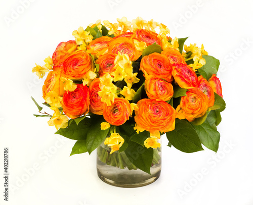 Bouquet of roses and daffodils in a transparent vase