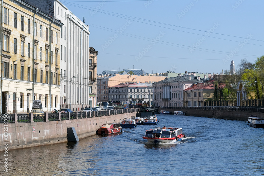 Obraz premium canal and ships