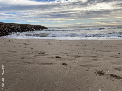 promenade sur une plage de la mer Méditerranée en France