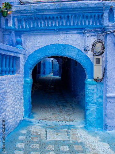Low arched vault over a narrow street in Chefchaouen, Morocco © Вера Тихонова