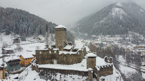 castello ossana foto drone aerea drone nevicata castello con neve  photo