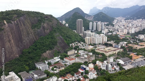 Vue sur la ville et les collines de Rio de Janeiro