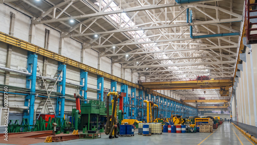 Fotografía Yellow overhead crane with linear traverse and hooks in engineering plant shop