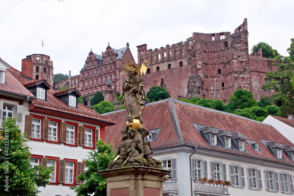 Obraz premium Blick über den Kornmarkt mit Mariensäule zum Schloss