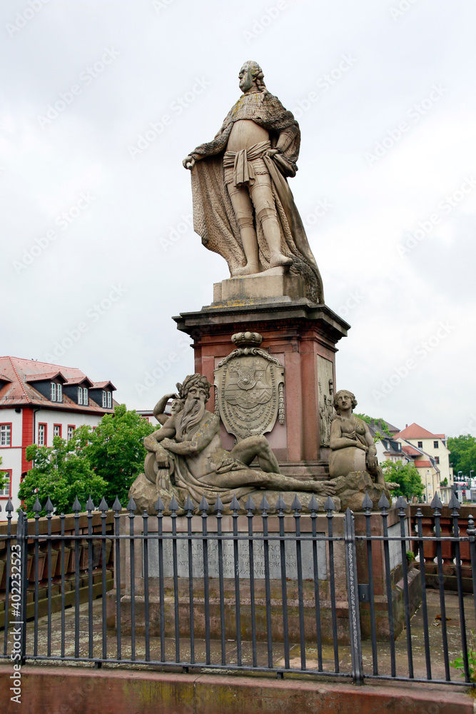 Karl-Theodor-Statue auf der nach ihm benannten Brücke