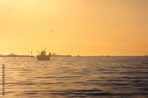 Barco pesquero al amanecer - Águilas, Murcia © David