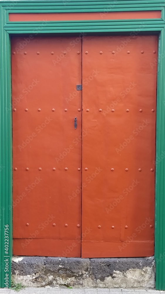 puerta estilo antiguo de metal pintado puerta estilo antiguo de metal pintado