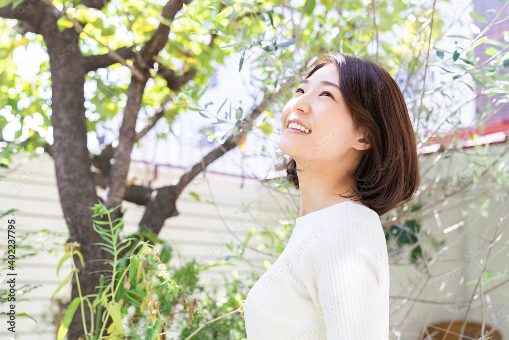 庭でリラックスする女性 庭でリラックスする女性