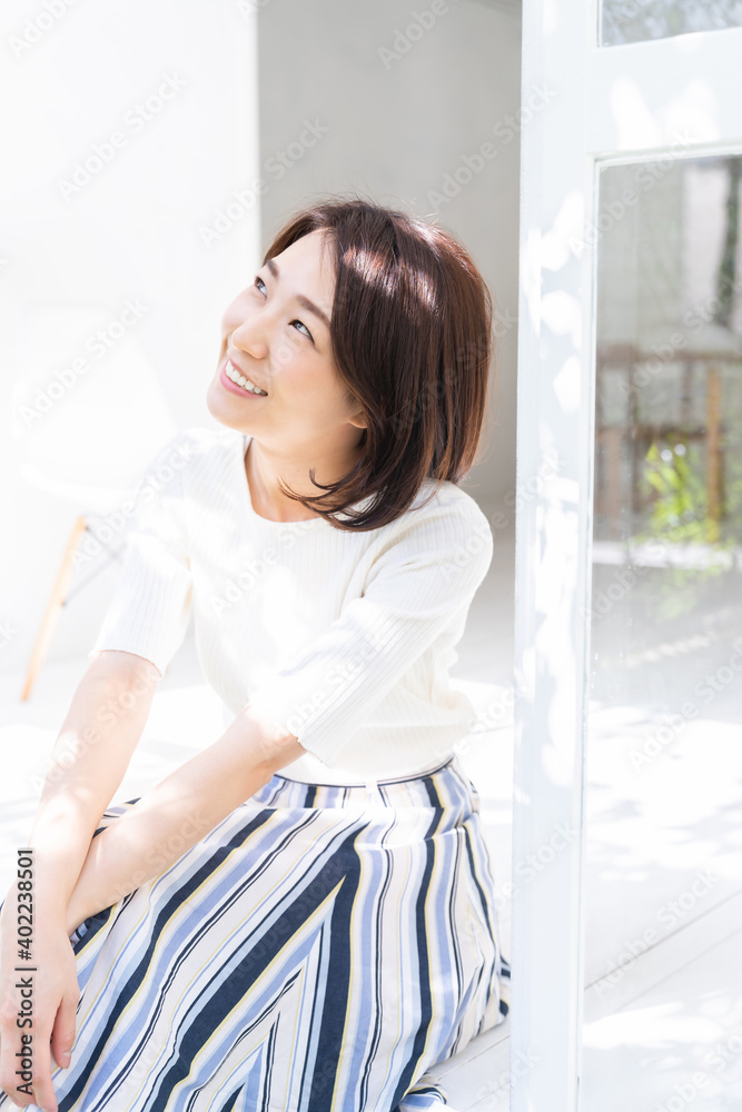 リラックスする女性 木漏れ日 リラックスする女性 木漏れ日