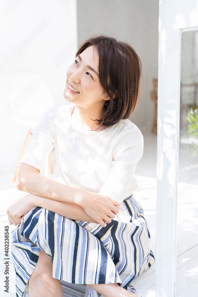 リラックスする女性 木漏れ日 リラックスする女性 木漏れ日