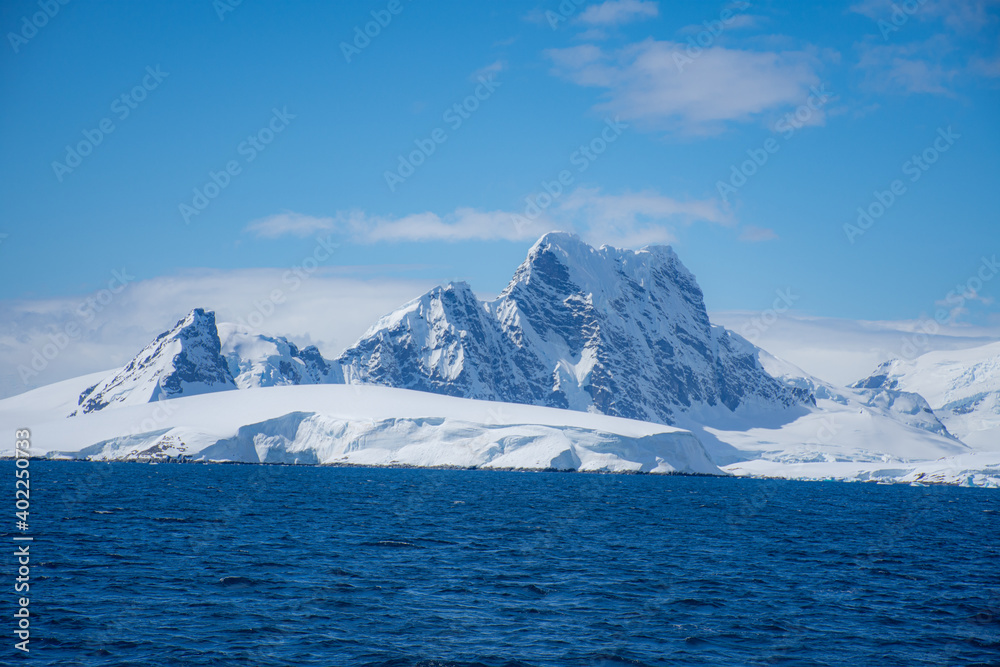 montañas antártica bajo las nubes montañas antártica bajo las nubes