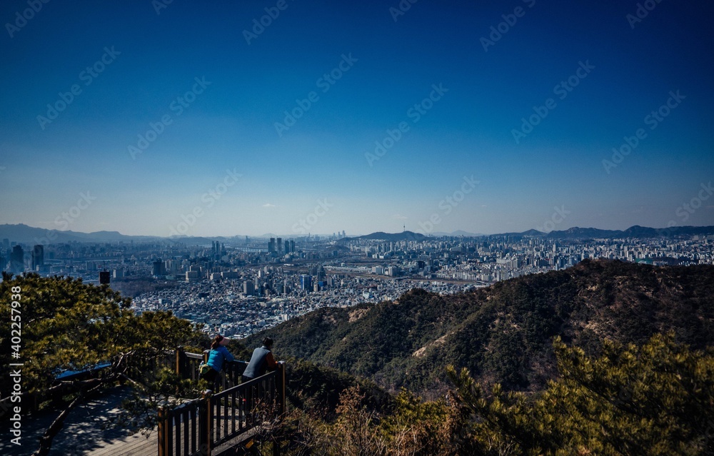 산 위에서 바라보는 서울의 풍경