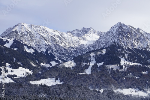 Schneebedeckte Allg  uer Alpen Gipfel im Winter