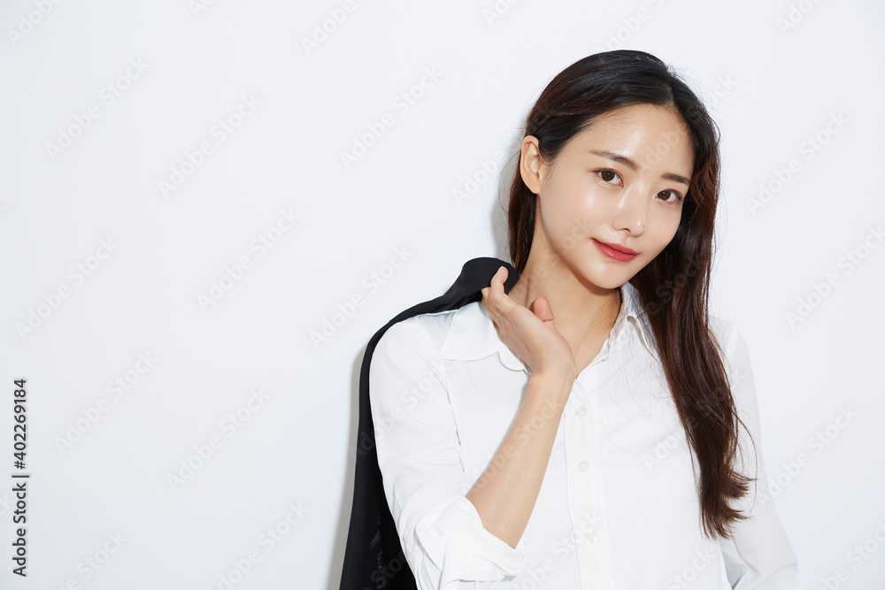 若い女性のスタイリッシュなビジネスポートレート