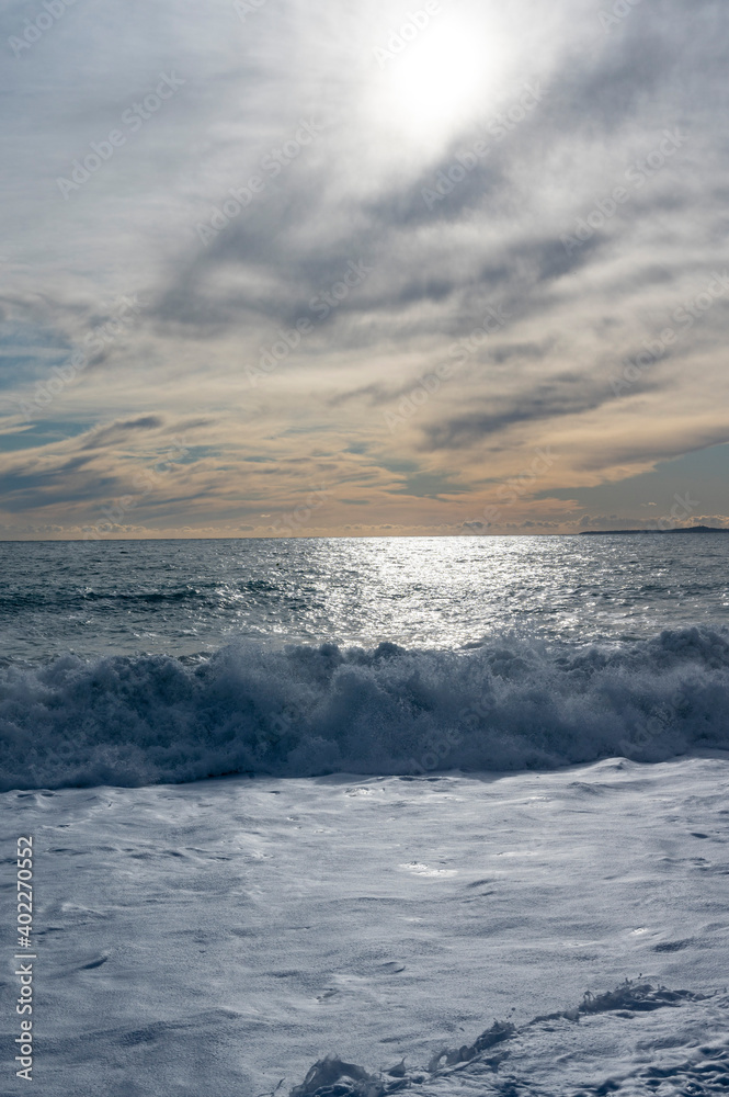 Plage de Nice avec une mer agitée en hiver sur la Côte-d'Azur en France