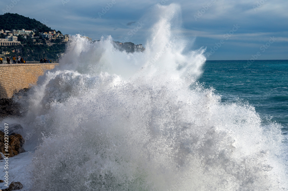 Fototapeta premium Mer déchaînée sur la pointe de Rabau-Capeù à Nice en hiver en France