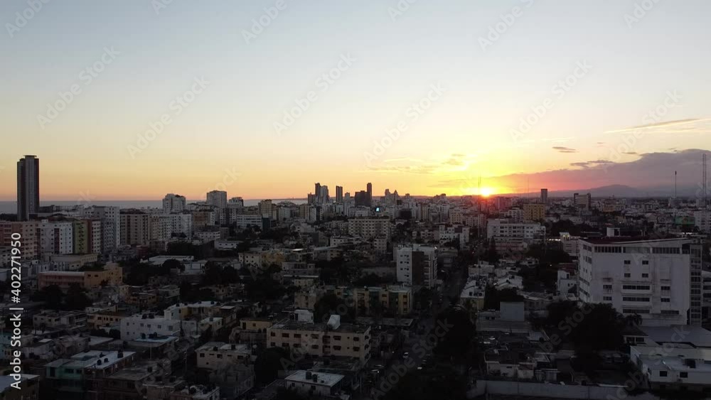 calles de santo domingo, vista aerea, paneo de los edificios, hermoso atardecer de la cuidad, zon urbanas