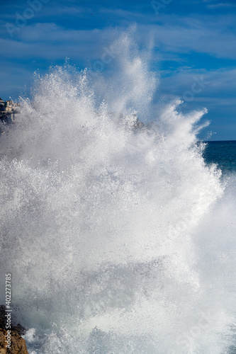 Mer déchaînée à la pointe Rabau-Capeù à Nice en France en hiver