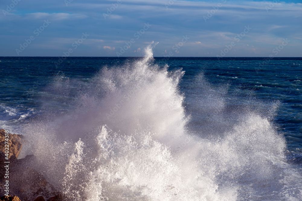 Obraz premium Mer déchaînée à la pointe Rabau-Capeù à Nice en France en hiver