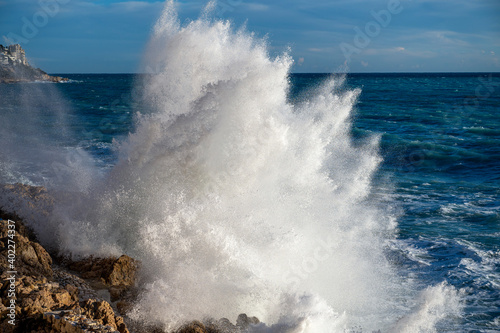 Mer déchaînée à la pointe Rabau-Capeù à Nice en France en hiver