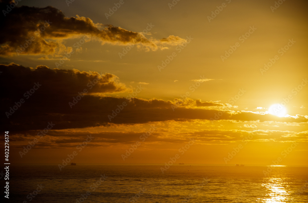 Fototapeta premium Sunset over the sea