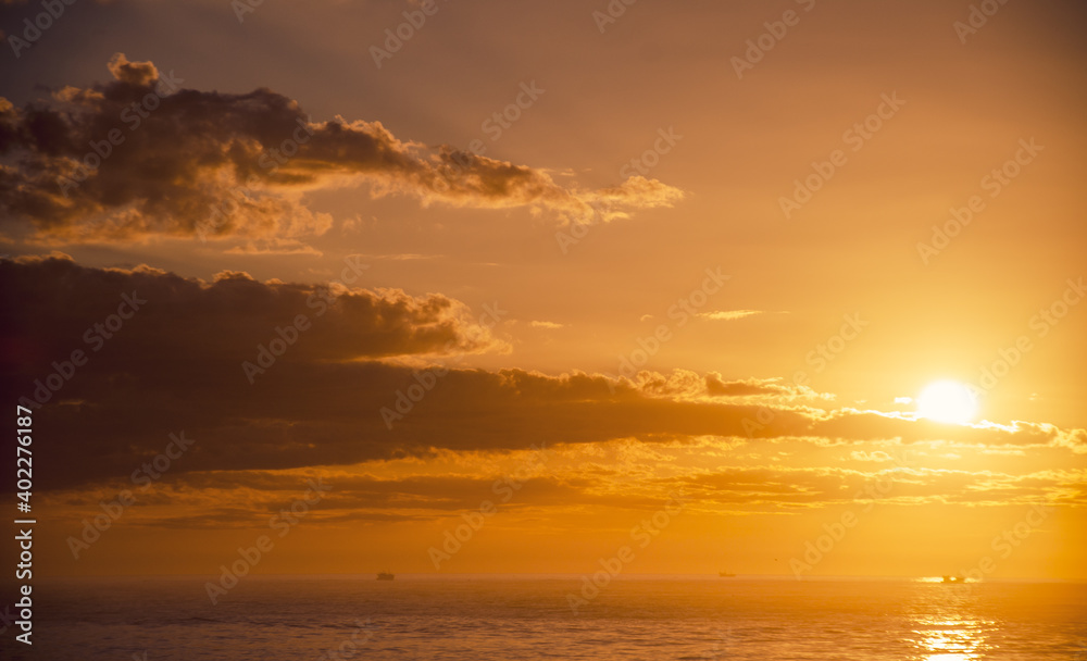 Obraz premium Sunset over the sea