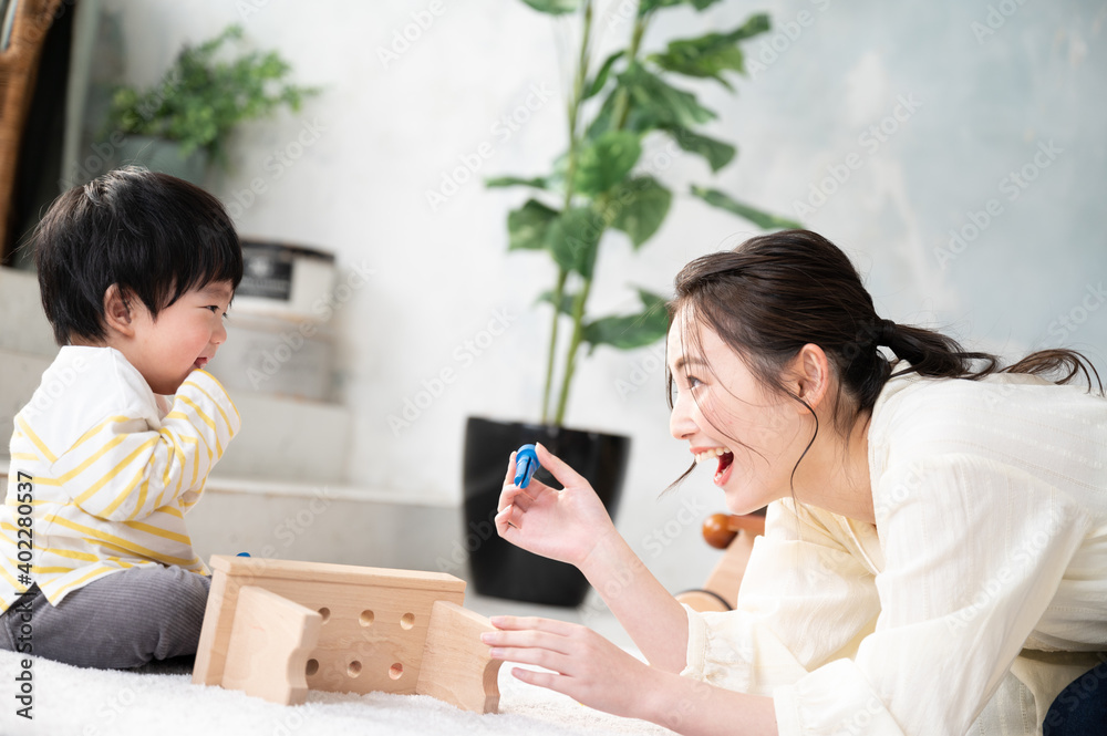 白くて広い部屋で赤ちゃんをあやす笑顔が素敵な美人な新米ママ ズーム Fotografiya Stock Adobe Stock 白くて広い部屋で赤ちゃんをあやす笑顔が素敵な美人な新米ママ ズーム Fotografiya Stock Adobe Stock
