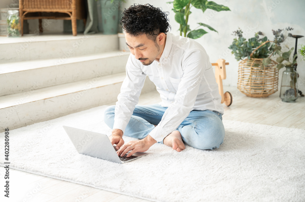 自宅でリモートワーク中に社員に連絡するイケメンの中年ヒゲ管理職風の男性2 コピースペースあり Stock Photo Adobe Stock