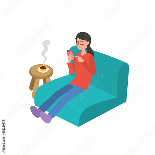 ソファに座ってコーヒーを飲んでリラックスする女性