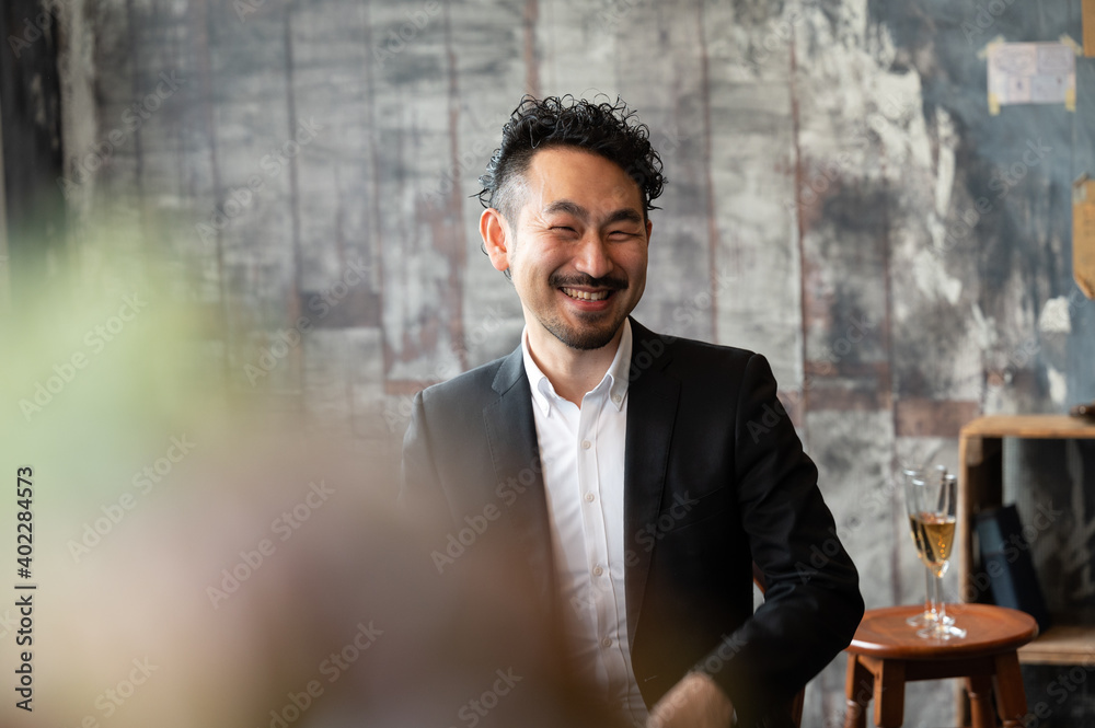 仕事終わりにいつものバーに飲みに来たダンディなヒゲの日本人中年男性前ボケ1 コピースペースあり Stock Foto Adobe Stock