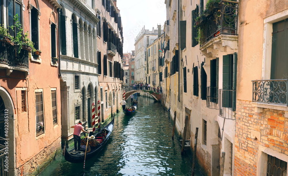 Gondole in canale a Venezia