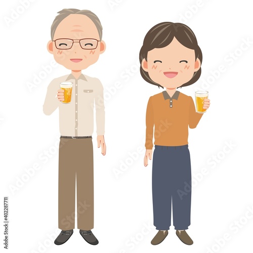 満面の笑みでビールで乾杯するシニア