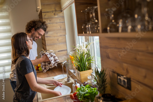 Quadro su tela Couple washing the dishes together