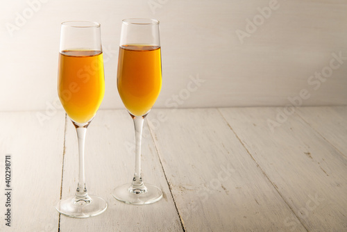 Fotografia .Two glasses of champagne, wine on a light wooden background. Alcoholic drink: c